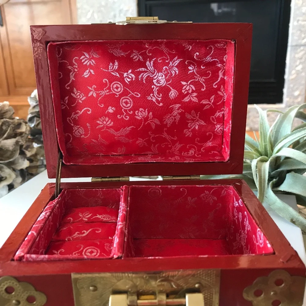 VINTAGE RED CHINESE JEWELRY BOX WITH LOCK & KEY